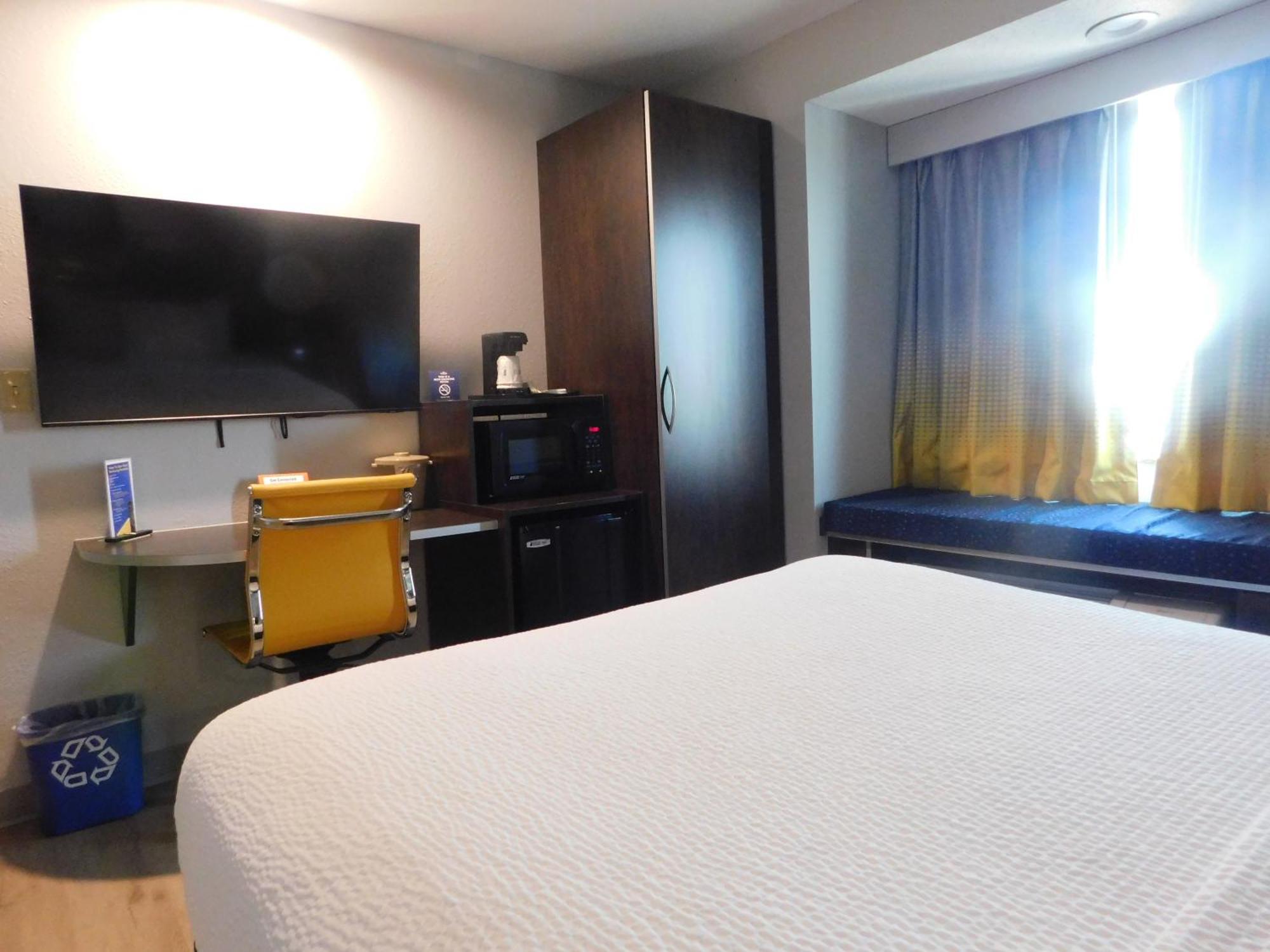 Microtel Inn & Suites By Wyndham Wheeling At The Highlands Triadelphia Eksteriør billede