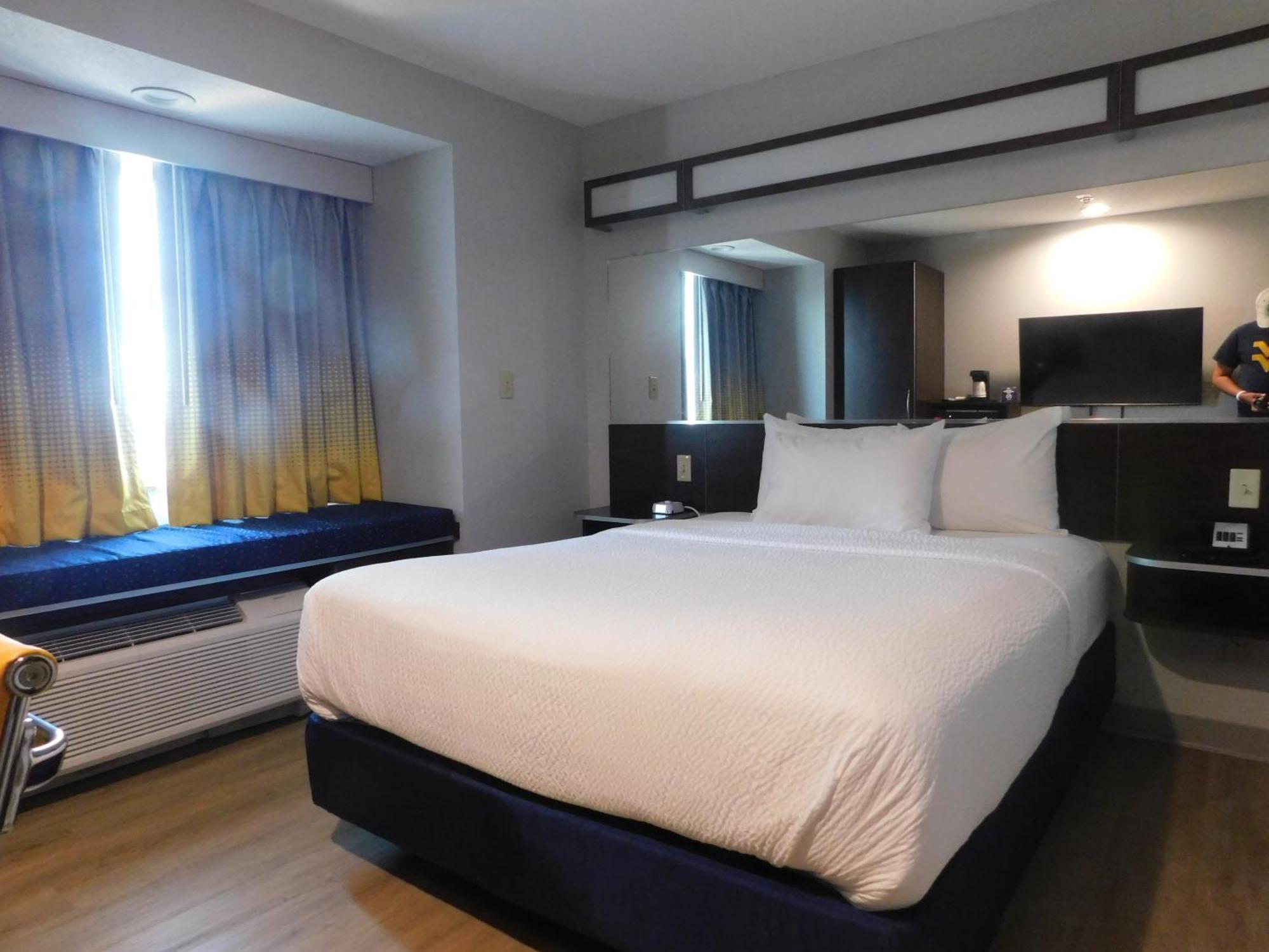 Microtel Inn & Suites By Wyndham Wheeling At The Highlands Triadelphia Eksteriør billede