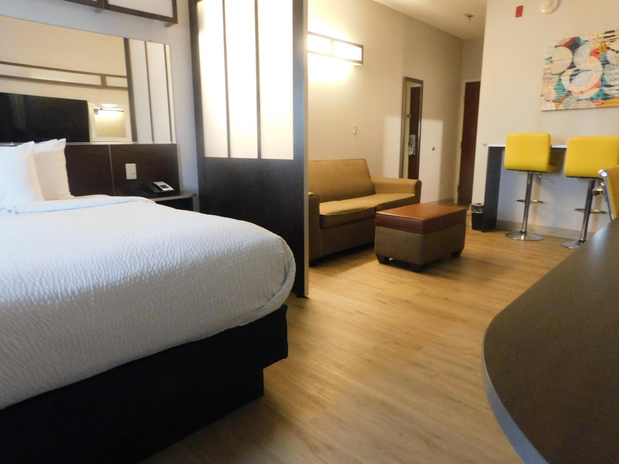 Microtel Inn & Suites By Wyndham Wheeling At The Highlands Triadelphia Eksteriør billede