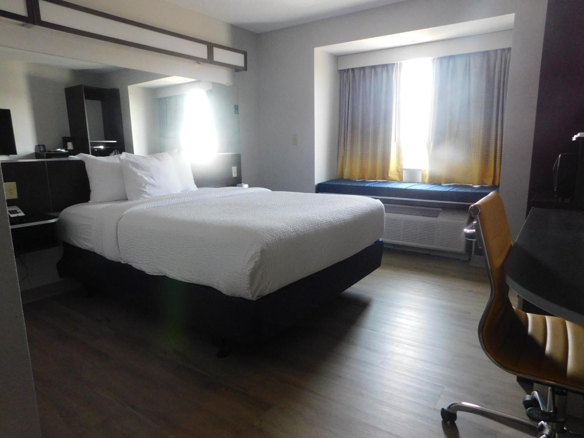 Microtel Inn & Suites By Wyndham Wheeling At The Highlands Triadelphia Eksteriør billede