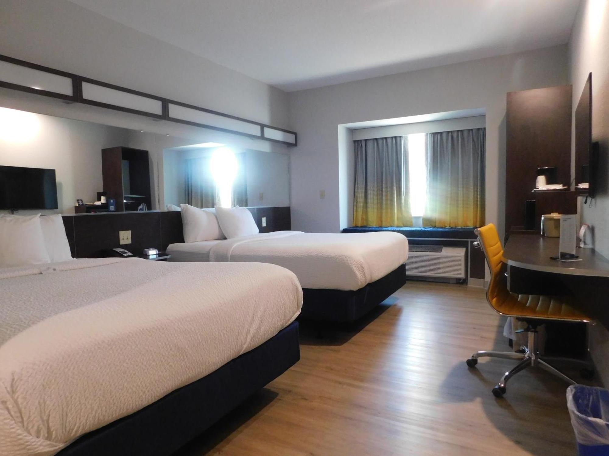 Microtel Inn & Suites By Wyndham Wheeling At The Highlands Triadelphia Eksteriør billede