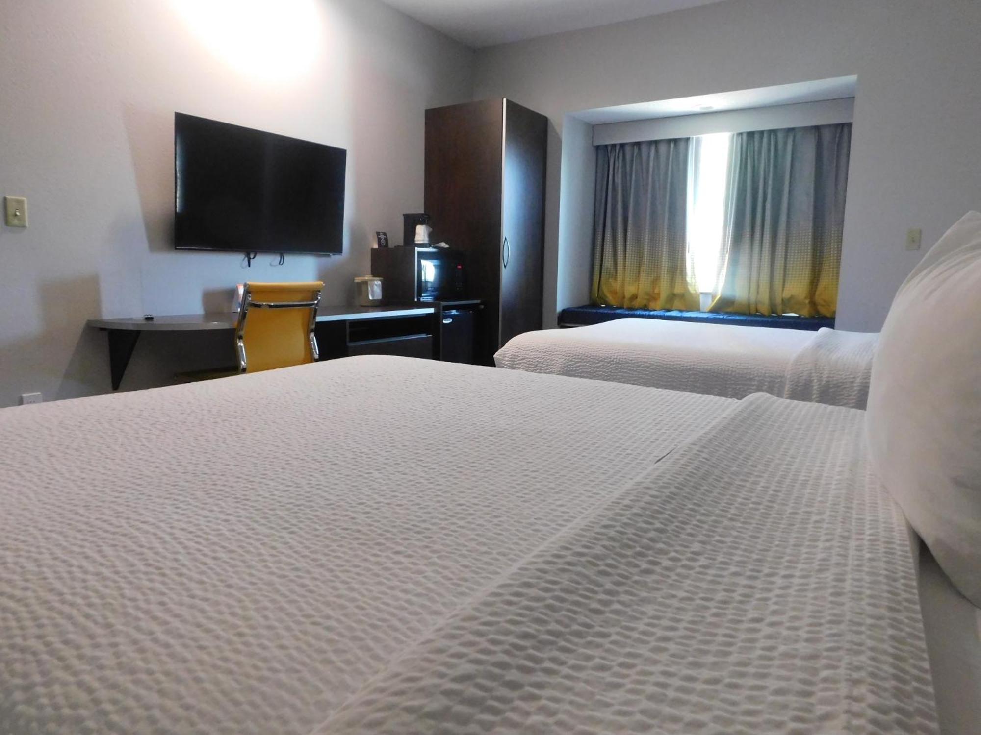 Microtel Inn & Suites By Wyndham Wheeling At The Highlands Triadelphia Eksteriør billede