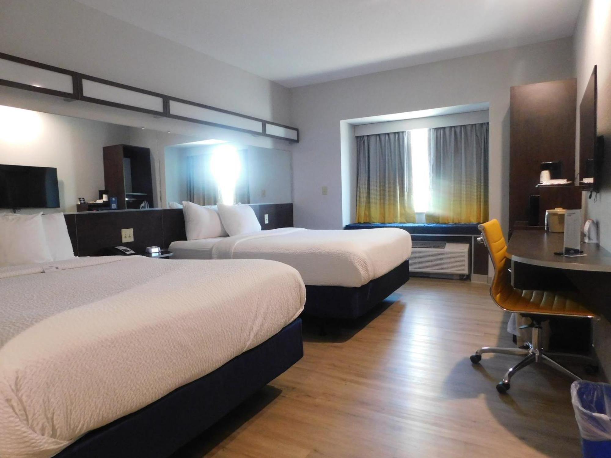 Microtel Inn & Suites By Wyndham Wheeling At The Highlands Triadelphia Eksteriør billede