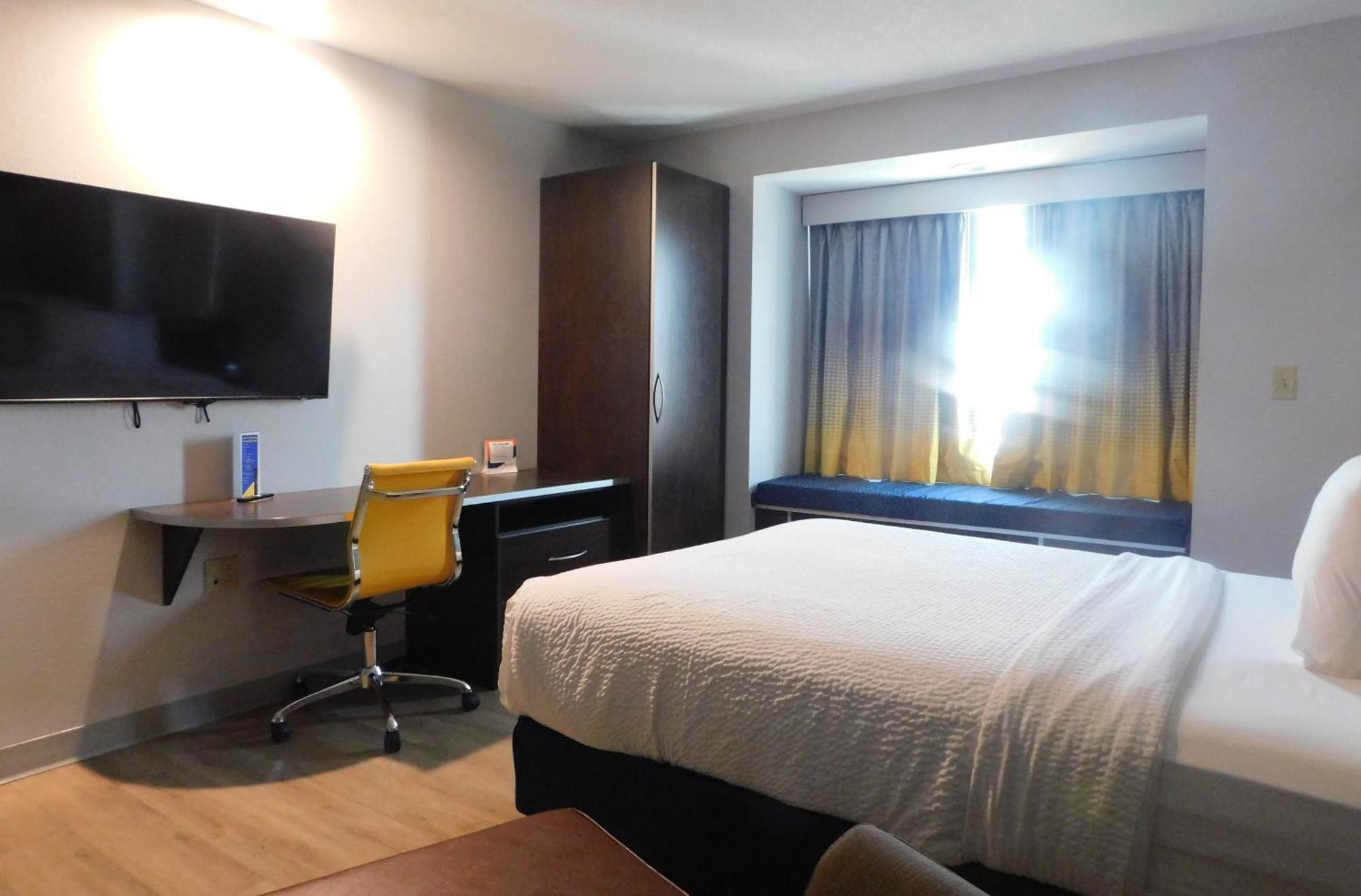 Microtel Inn & Suites By Wyndham Wheeling At The Highlands Triadelphia Eksteriør billede