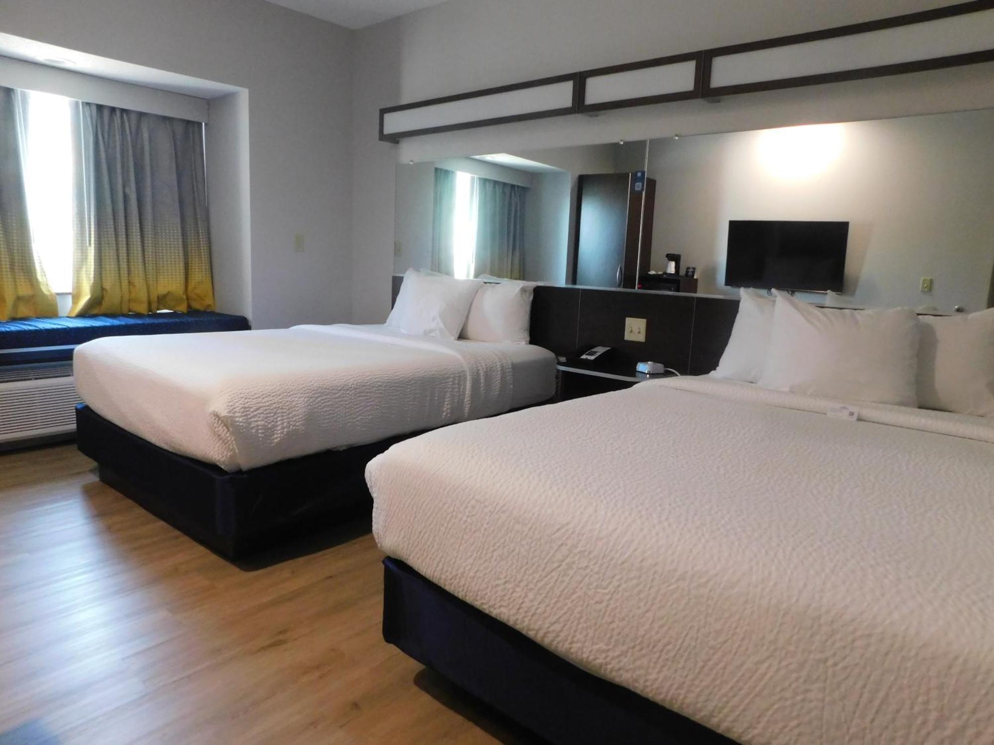 Microtel Inn & Suites By Wyndham Wheeling At The Highlands Triadelphia Eksteriør billede