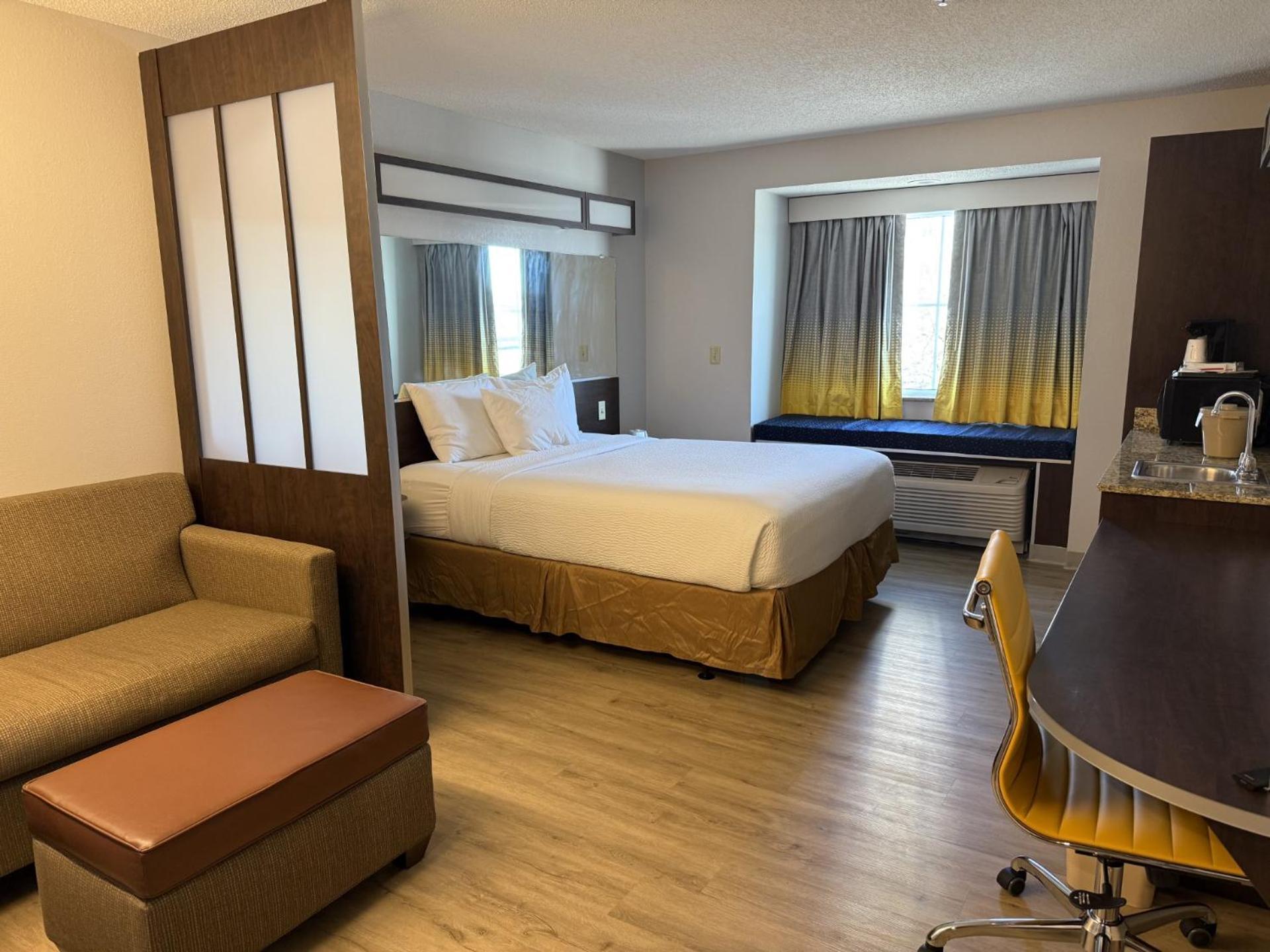 Microtel Inn & Suites By Wyndham Wheeling At The Highlands Triadelphia Eksteriør billede