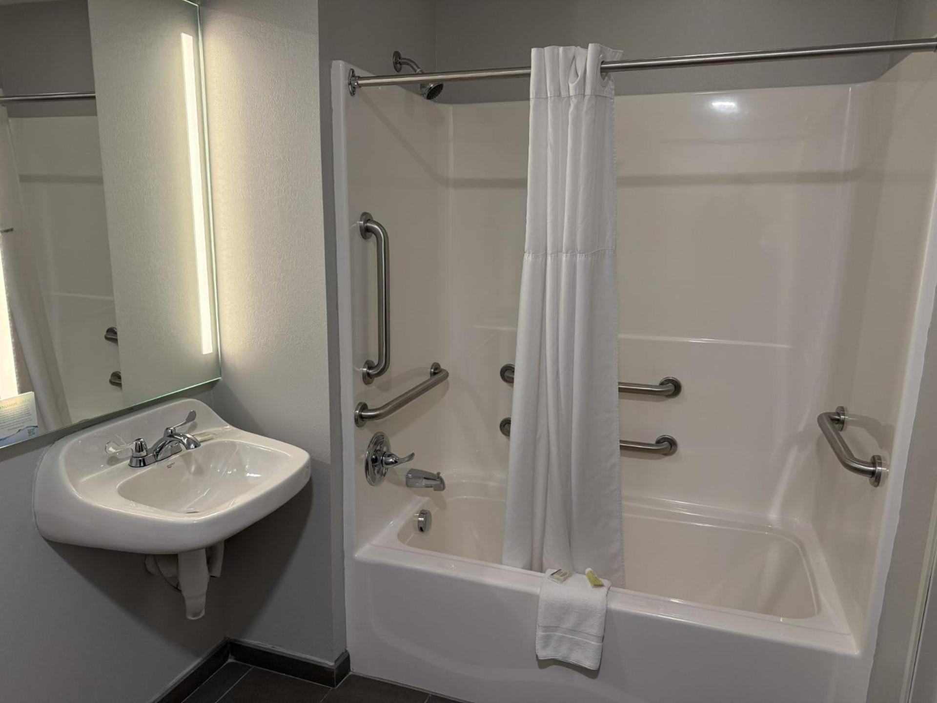 Microtel Inn & Suites By Wyndham Wheeling At The Highlands Triadelphia Eksteriør billede