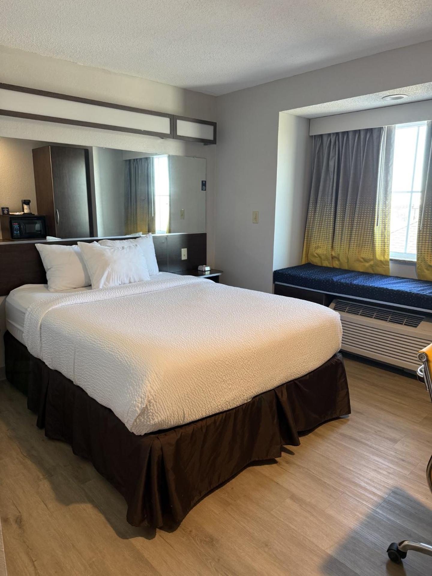 Microtel Inn & Suites By Wyndham Wheeling At The Highlands Triadelphia Eksteriør billede
