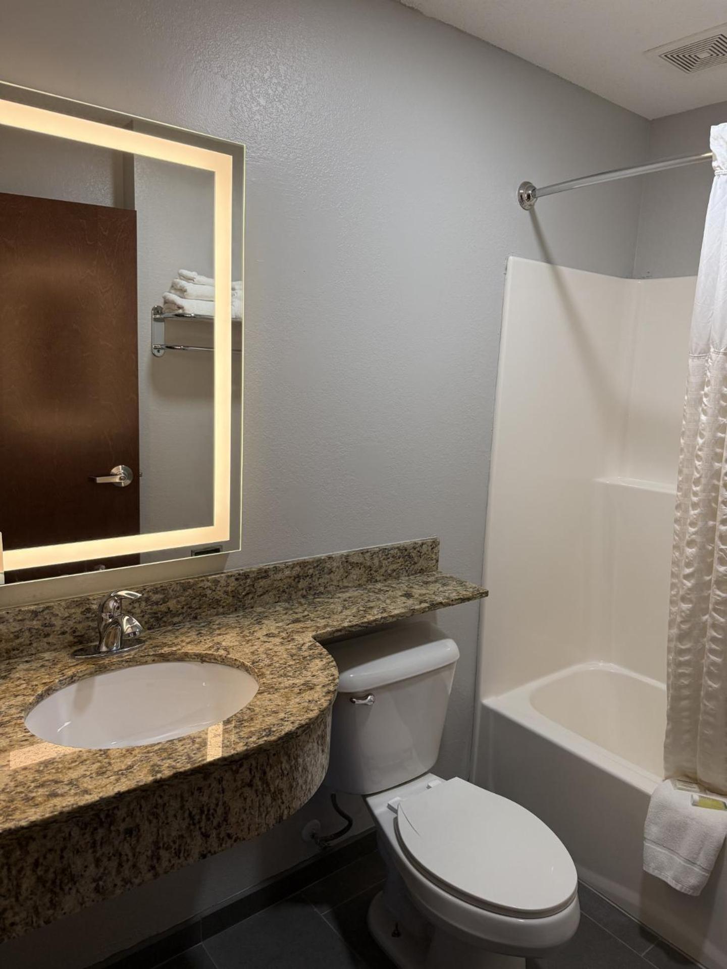 Microtel Inn & Suites By Wyndham Wheeling At The Highlands Triadelphia Eksteriør billede
